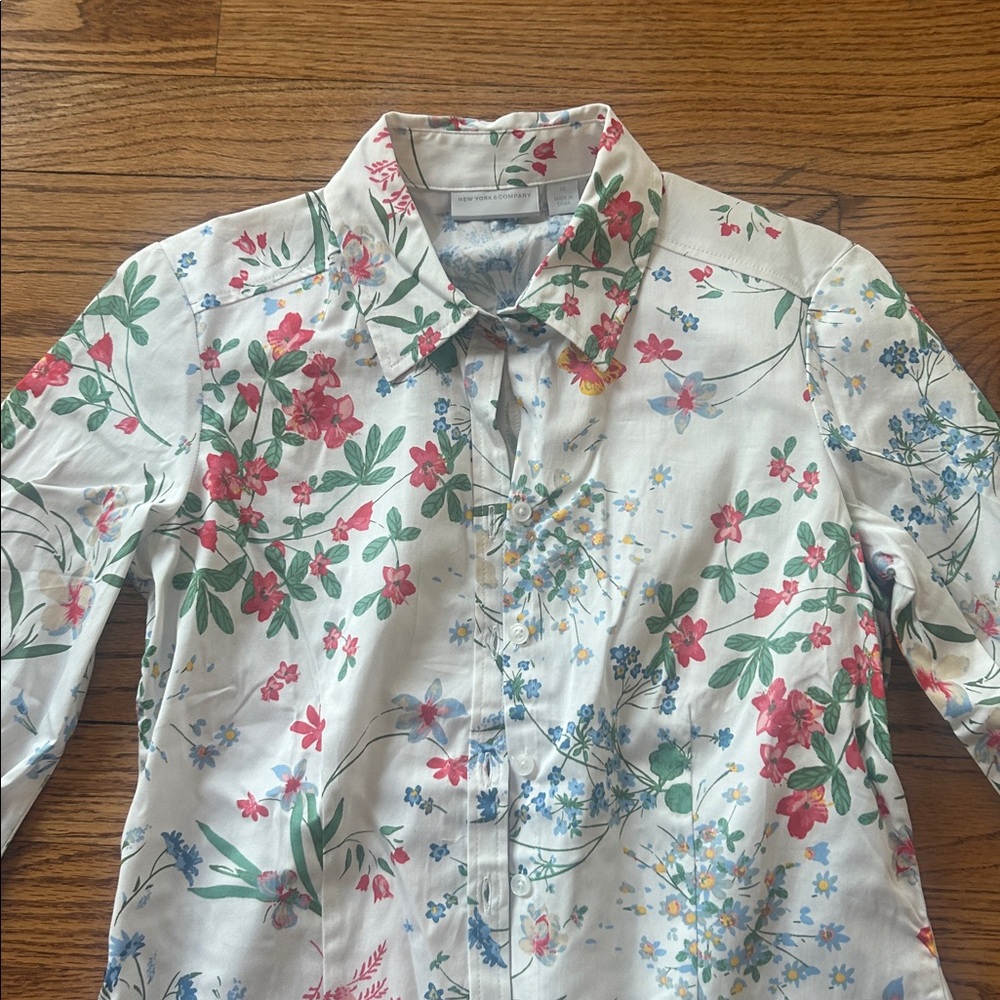 New York and Company Floral Top Size XS - Picture 2 of 9